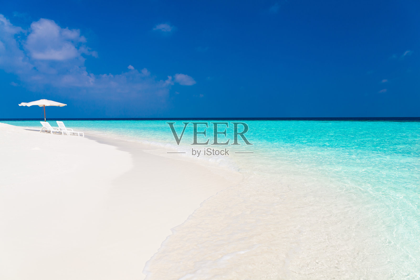 马尔代夫，白色阳伞和日光浴床照片摄影图片