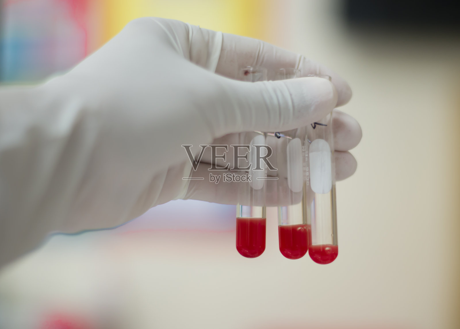 模糊的科学家在实验室工作。照片摄影图片