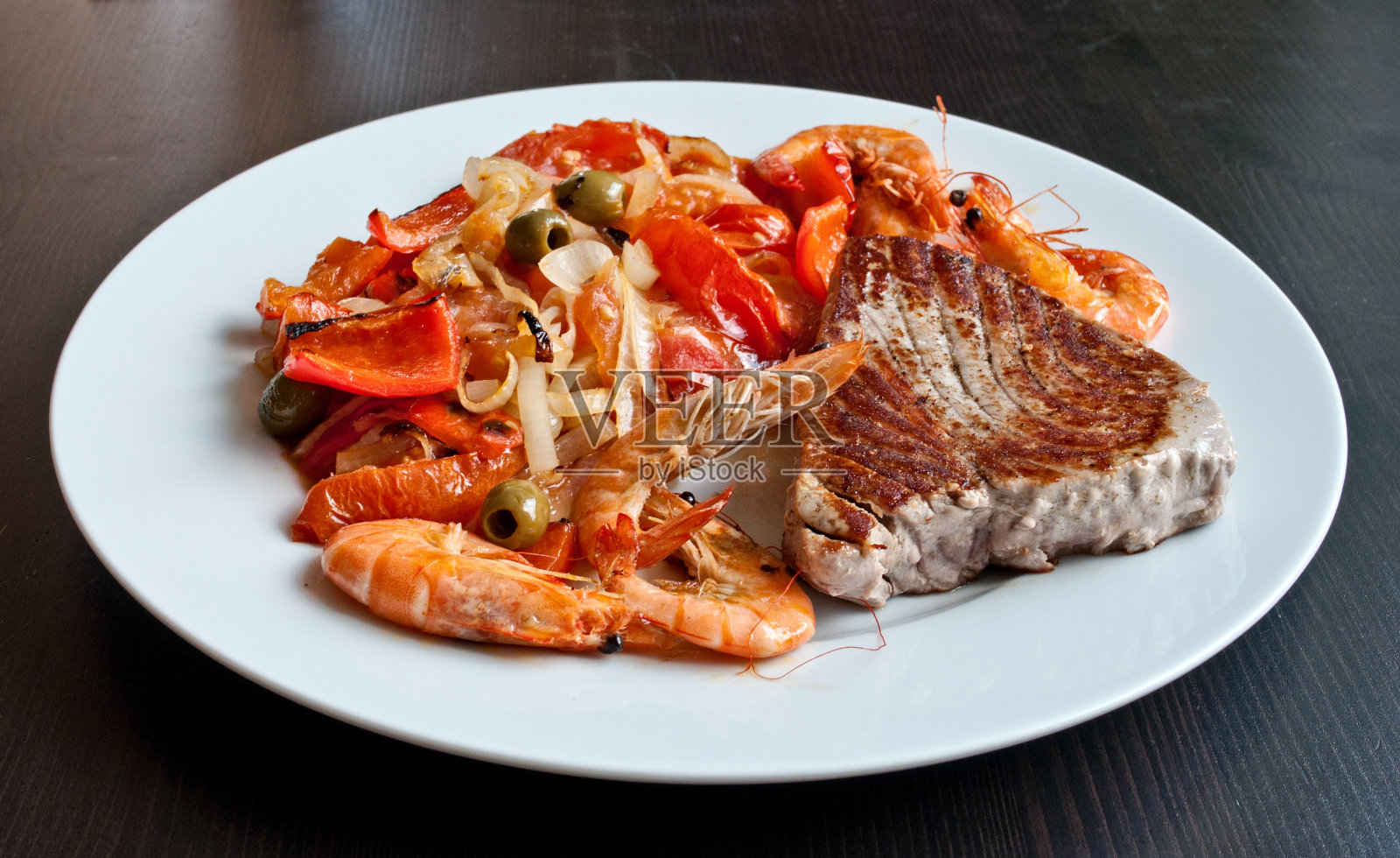 金枪鱼排配虾照片摄影图片