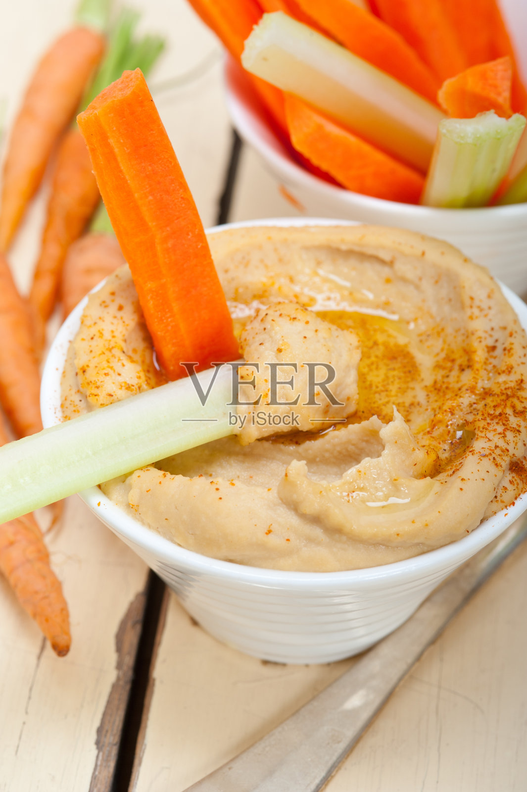 新鲜鹰嘴豆泥配胡萝卜和芹菜照片摄影图片