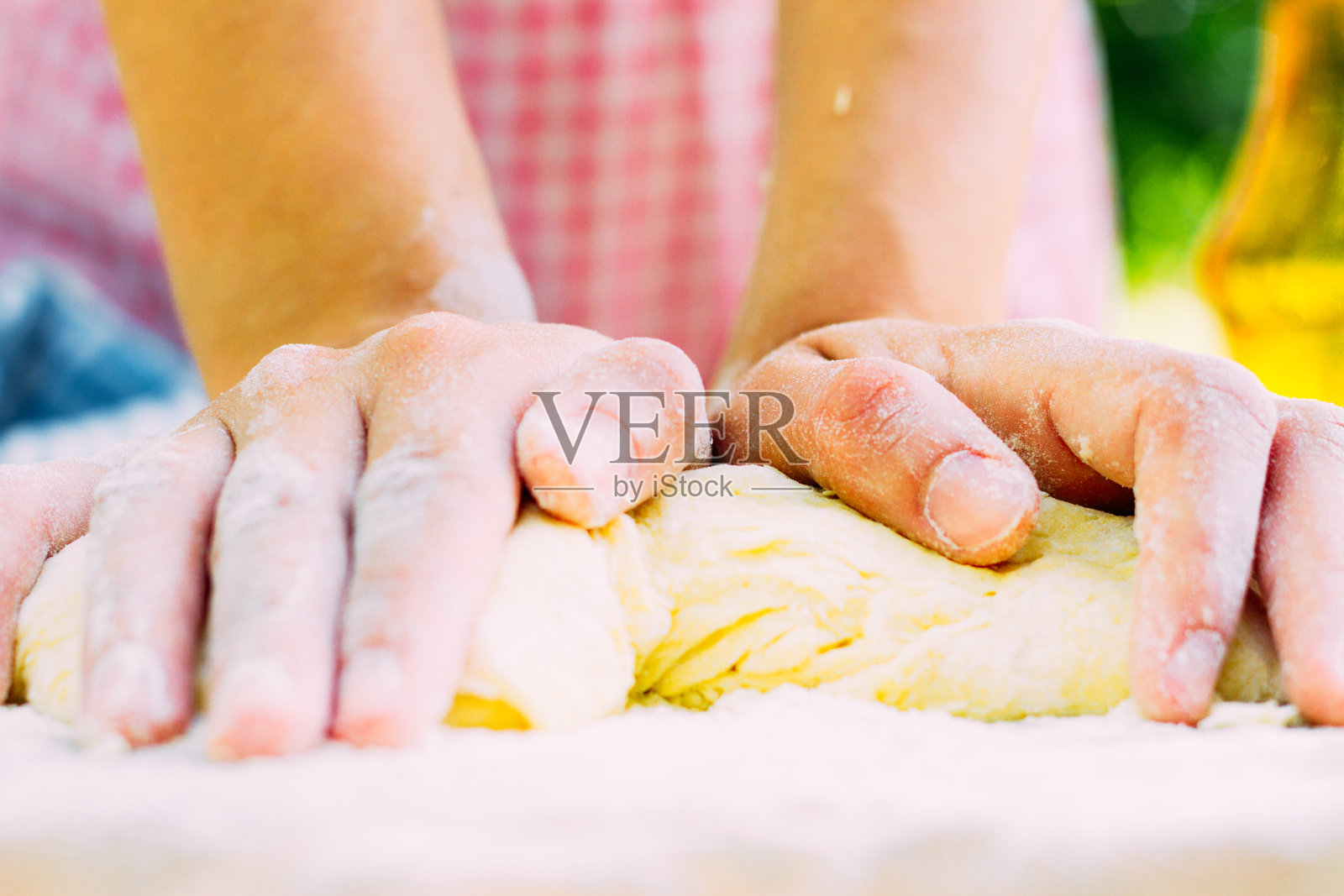 女人的手和面团照片摄影图片