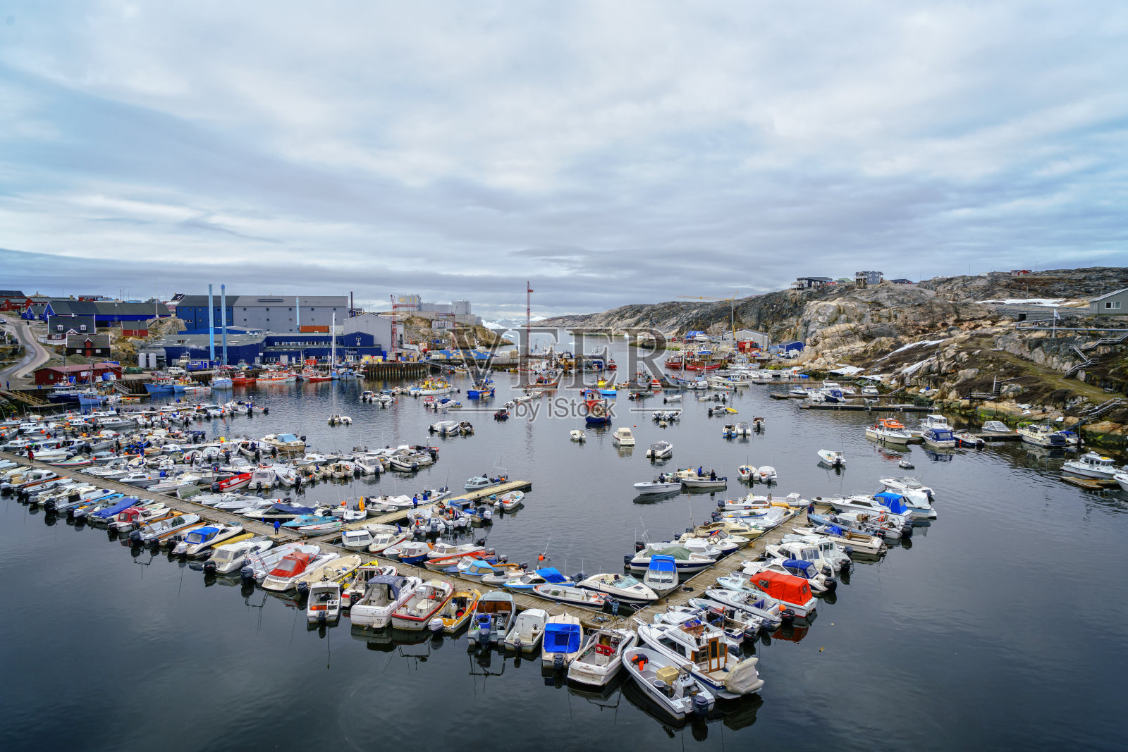 冰山位于格陵兰岛伊卢利萨特峡湾的北冰洋上照片摄影图片