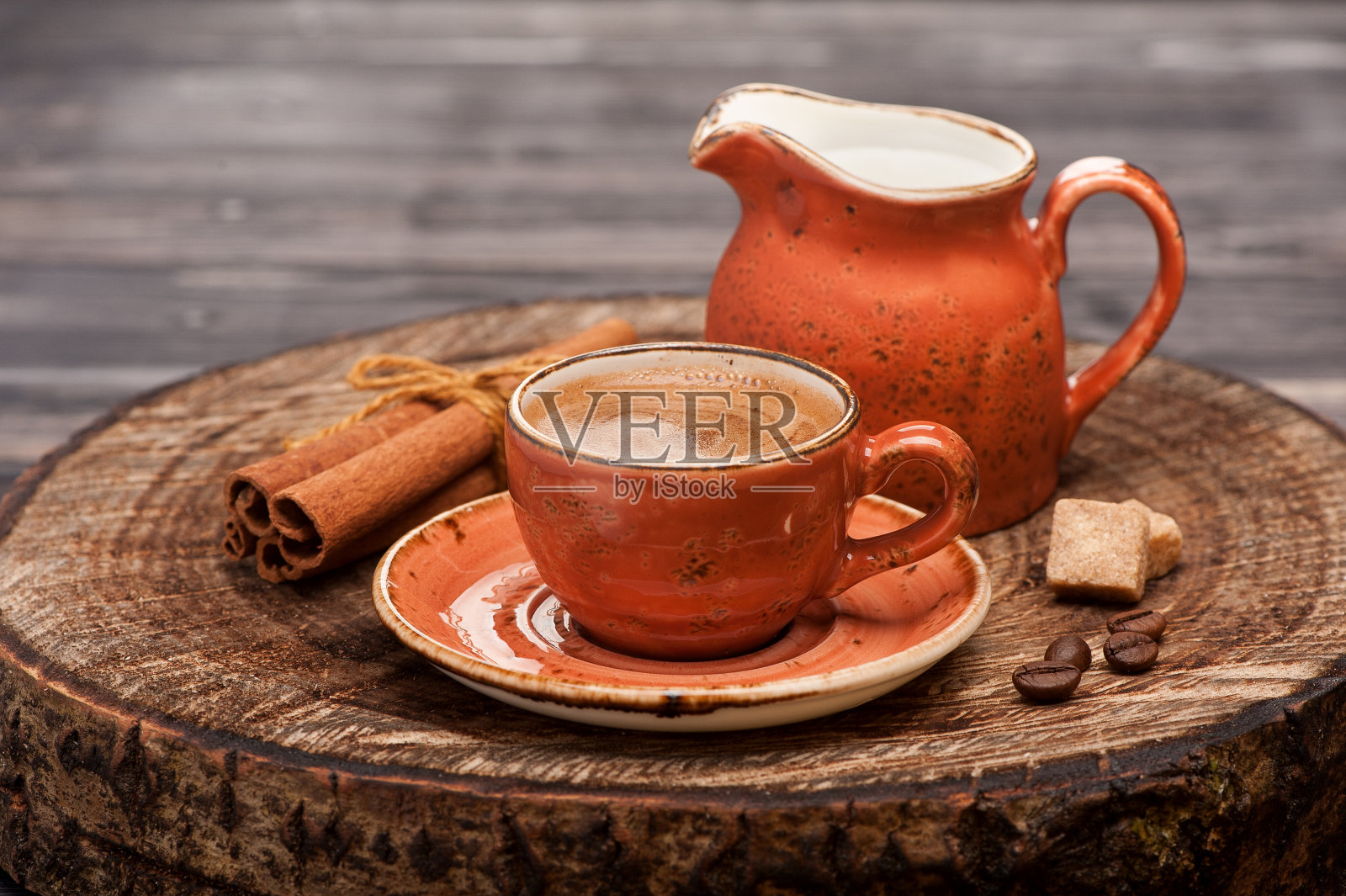 一杯加肉桂和牛奶的浓缩咖啡照片摄影图片