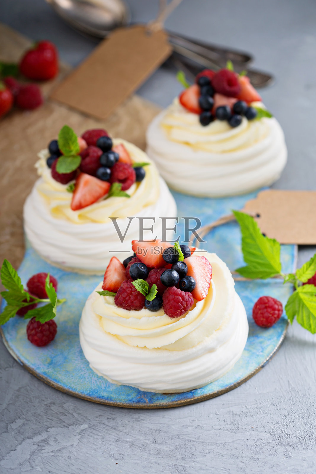 奶油和新鲜浆果的Pavlova蛋糕照片摄影图片