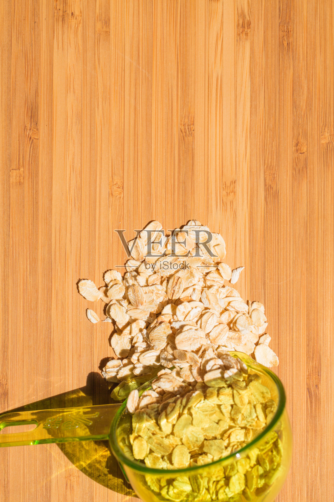 木桌上的燕麦片照片摄影图片