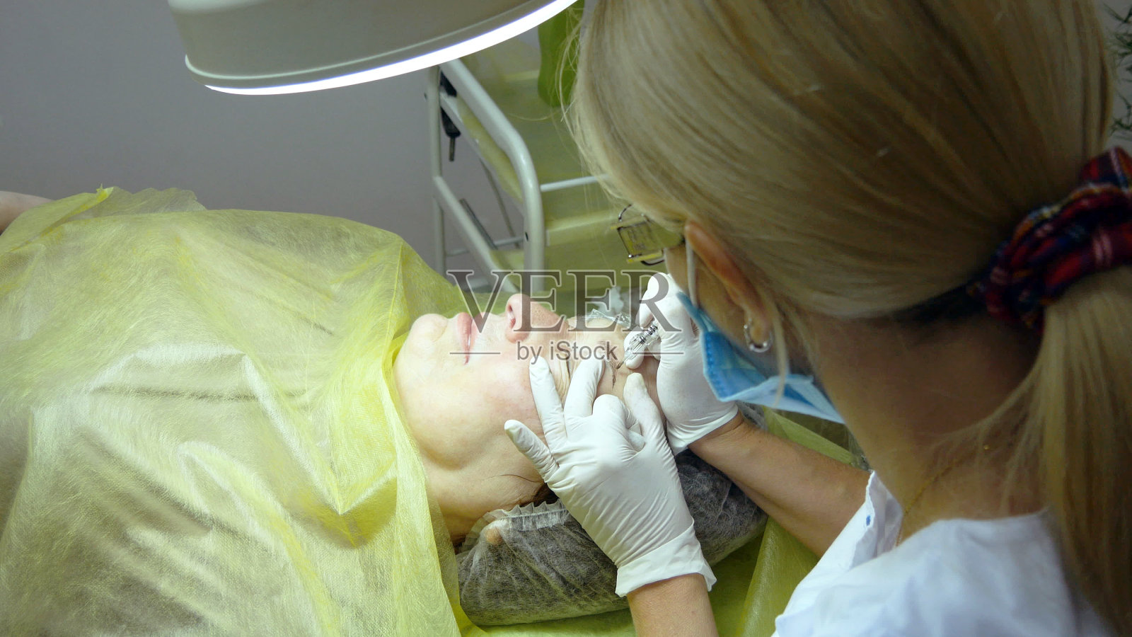 老妇人撒谎，去美容院化睫毛照片摄影图片