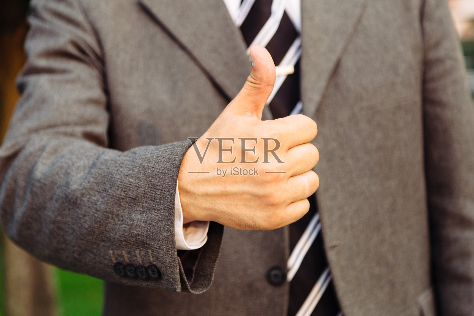 商人竖起大拇指表示OK。的概念照片摄影图片