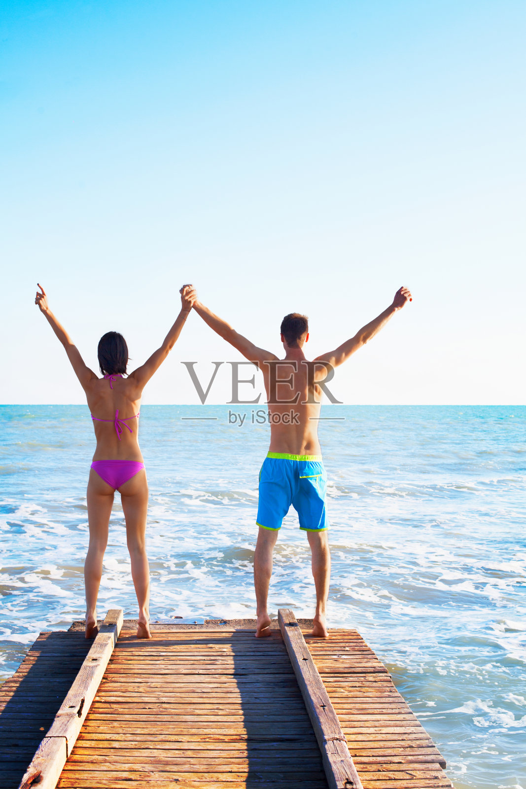 在木码头手拉手的夫妇照片摄影图片