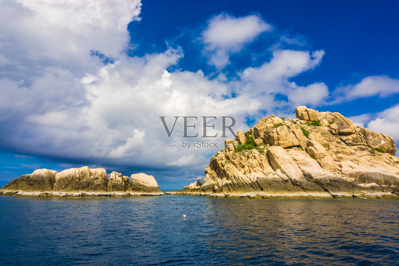 岩石，山和大海与蓝天照片摄影图片