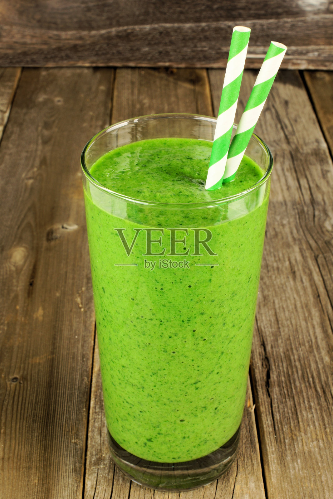 绿色的冰沙在一个乡村的木头背景照片摄影图片