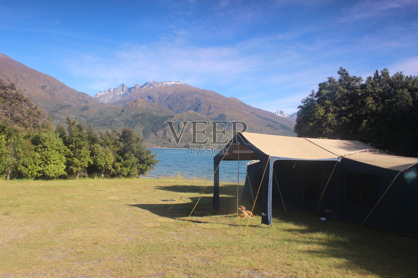 帐篷搭在湖边，可以看到山景照片摄影图片