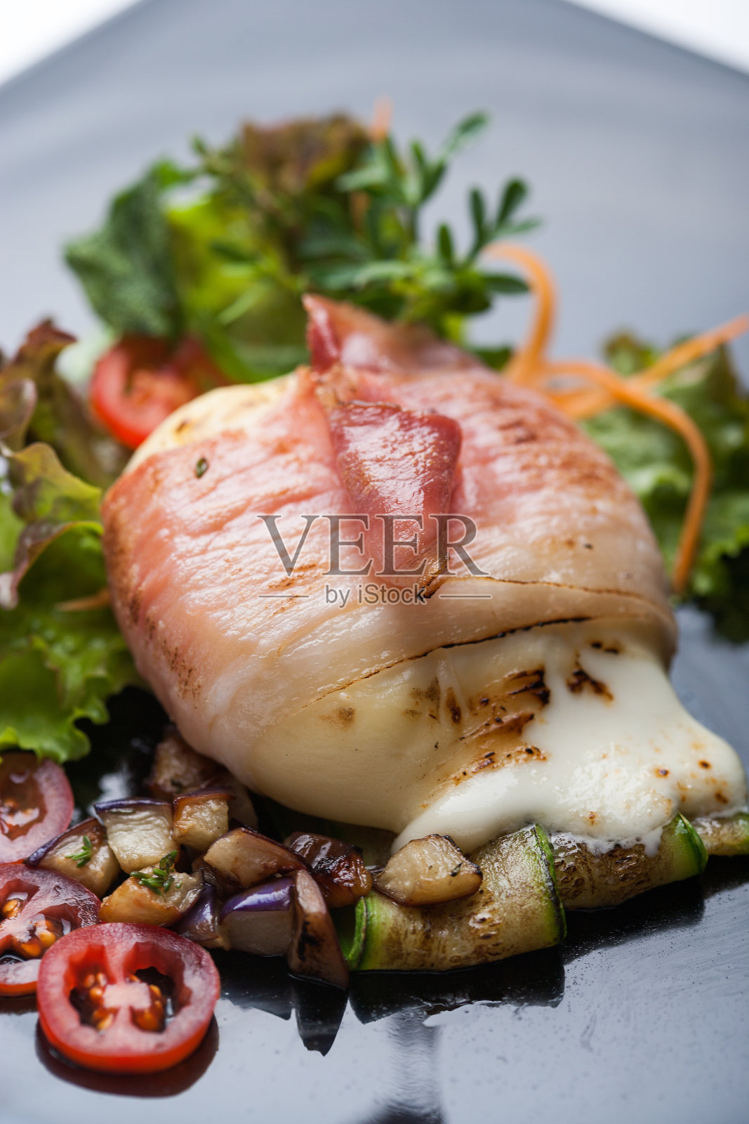 用脆培根包裹的融化奶酪照片摄影图片