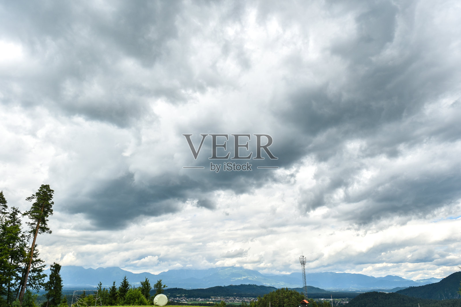 雷雨云笼罩着一个村庄照片摄影图片