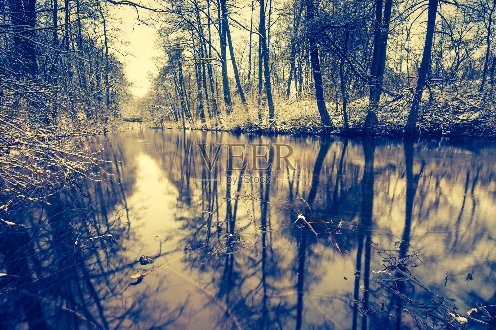 冬天森林里河流的古老照片照片摄影图片