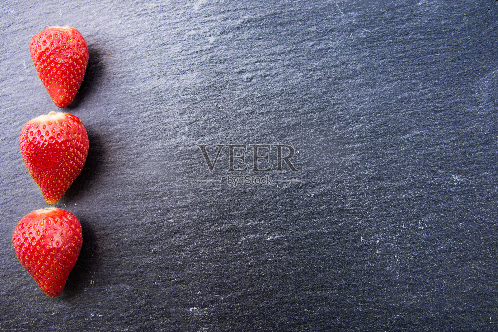 石板上的草莓照片摄影图片