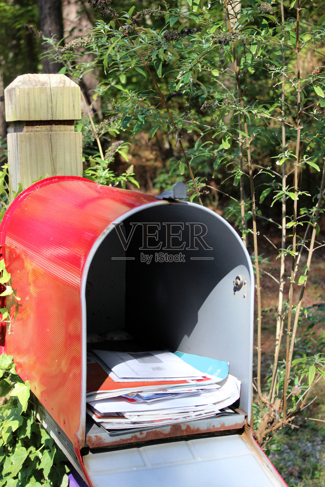 信箱里塞满了垃圾邮件信封和传单照片摄影图片