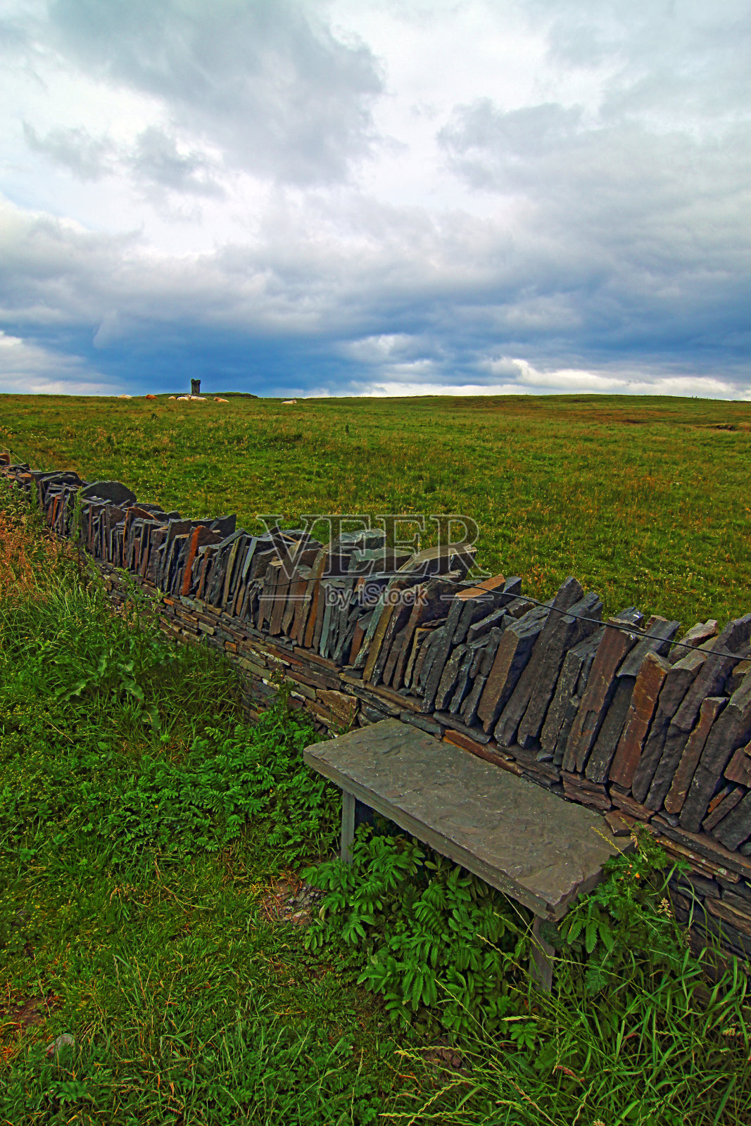 石凳靠近莫赫塔旁边的悬崖莫赫照片摄影图片