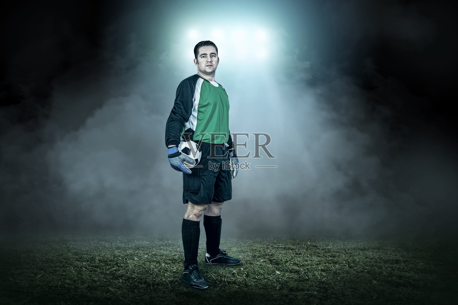 在户外踢球的足球运动员照片摄影图片