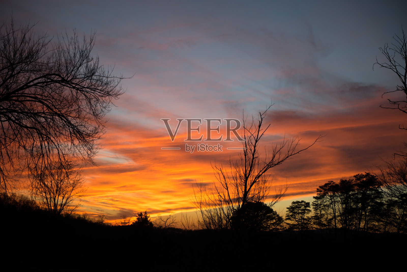 日落时的交叉阴影云照片摄影图片