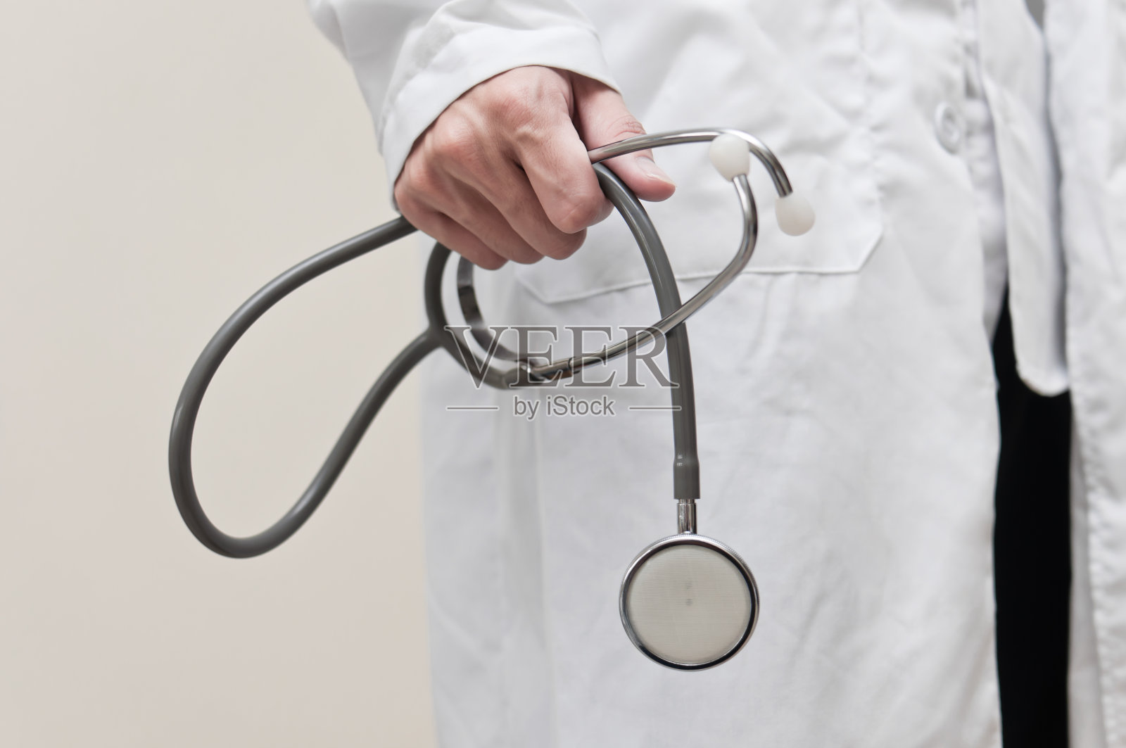 手拿着听诊器照片摄影图片