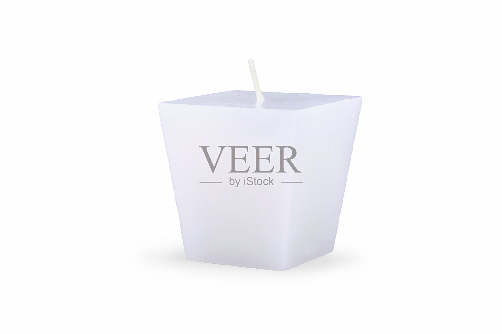 白色背景上的明亮的矩形蜡烛照片摄影图片