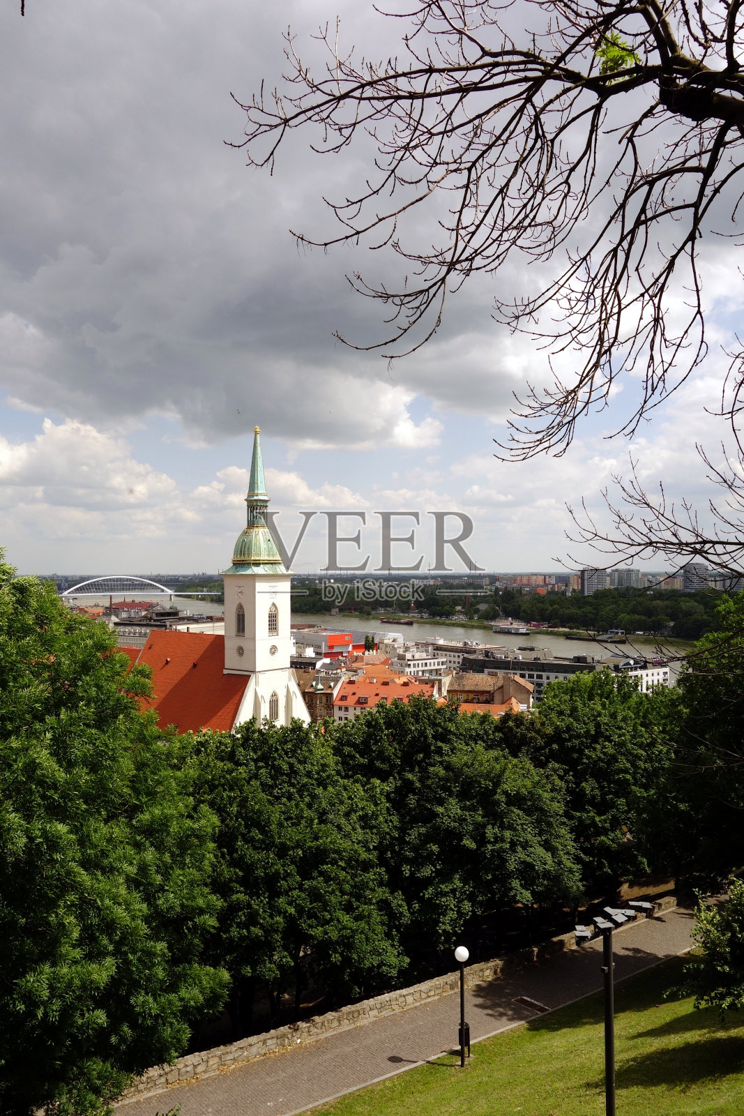 教堂在布拉迪斯拉发照片摄影图片