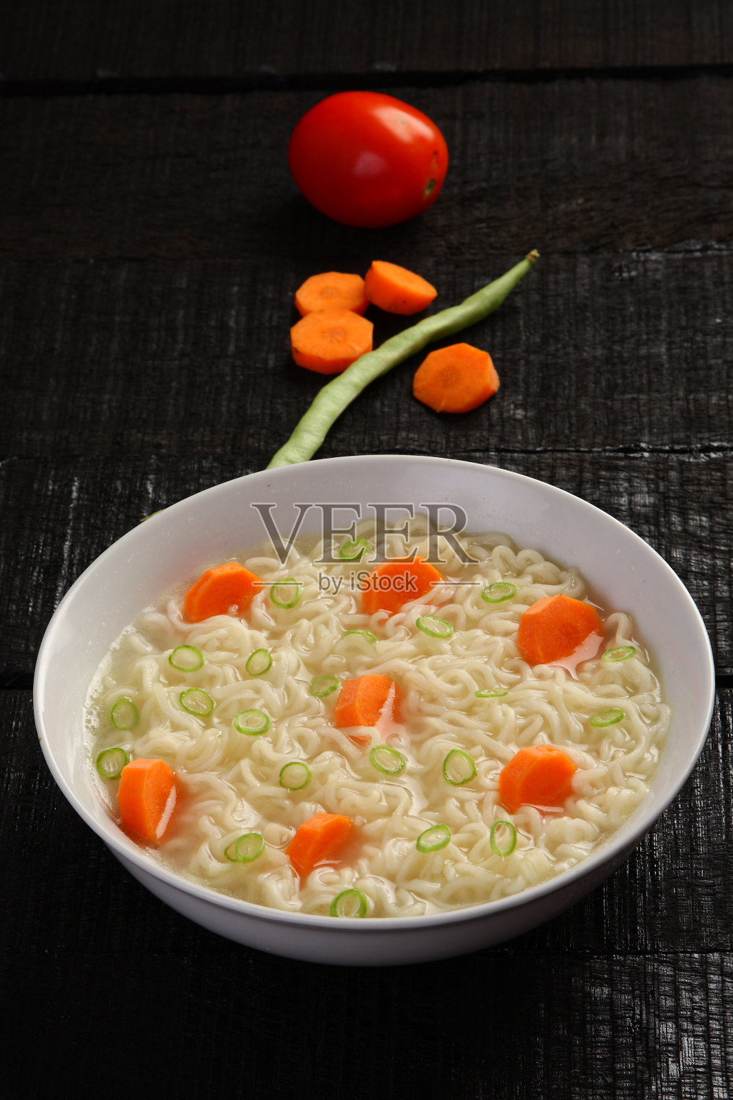 白瓷碗鸡汤面照片摄影图片