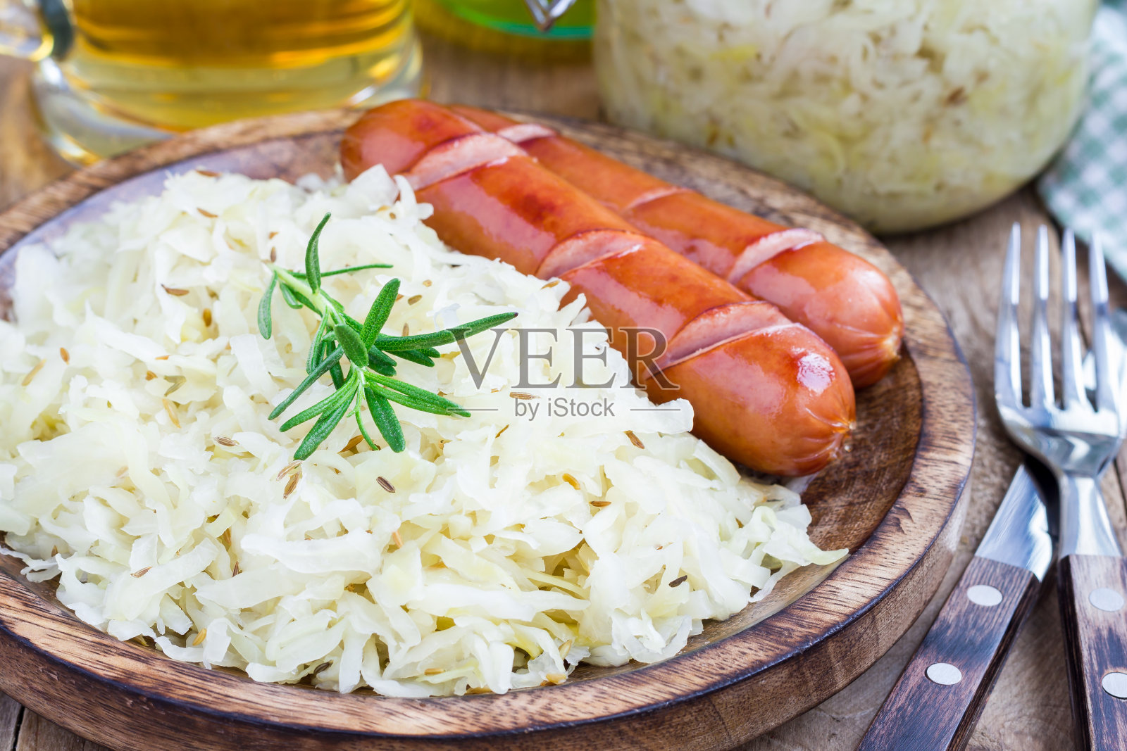 自制的泡菜和香肠放在木盘子里照片摄影图片