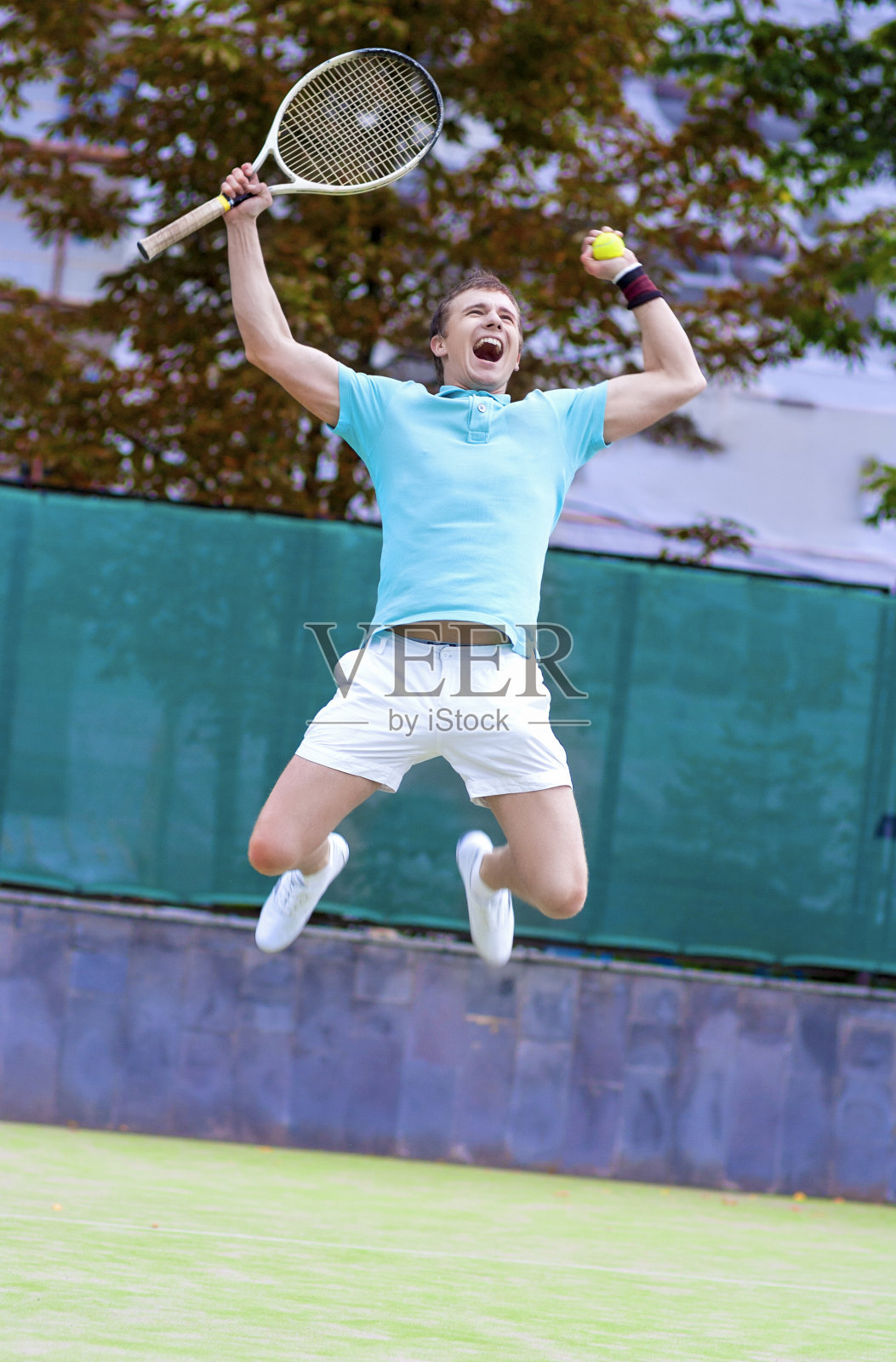 年轻的白人男子网球运动员的肖像照片摄影图片