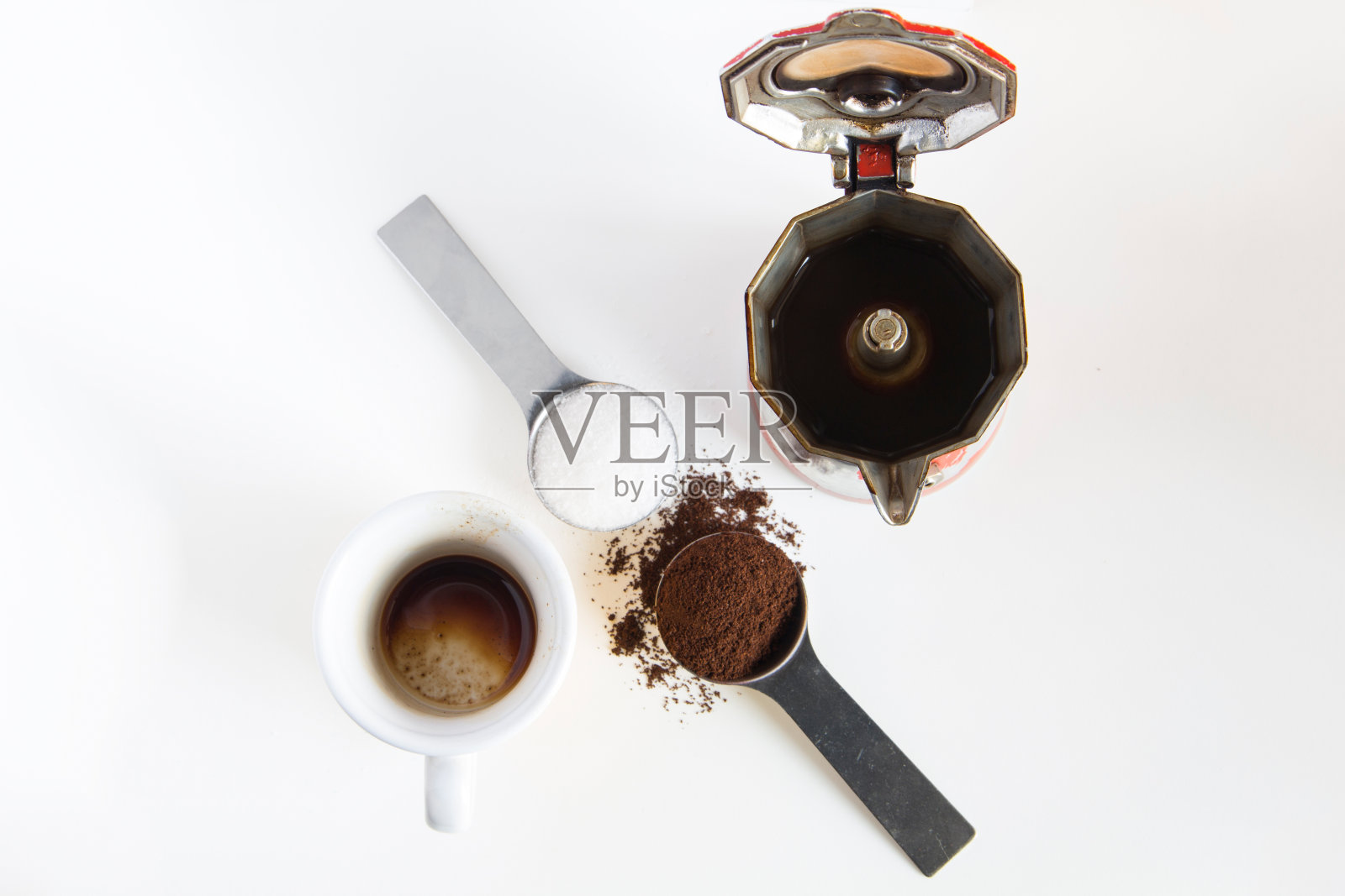 意大利咖啡，用勺子，杯子，糖，粉和摩卡照片摄影图片