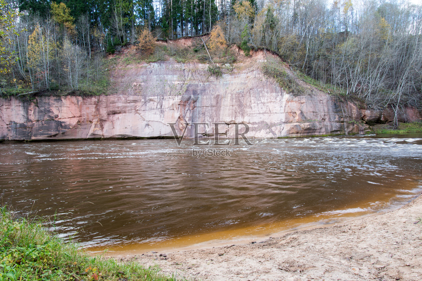 拉脱维亚高加斯国家公园的砂岩悬崖照片摄影图片