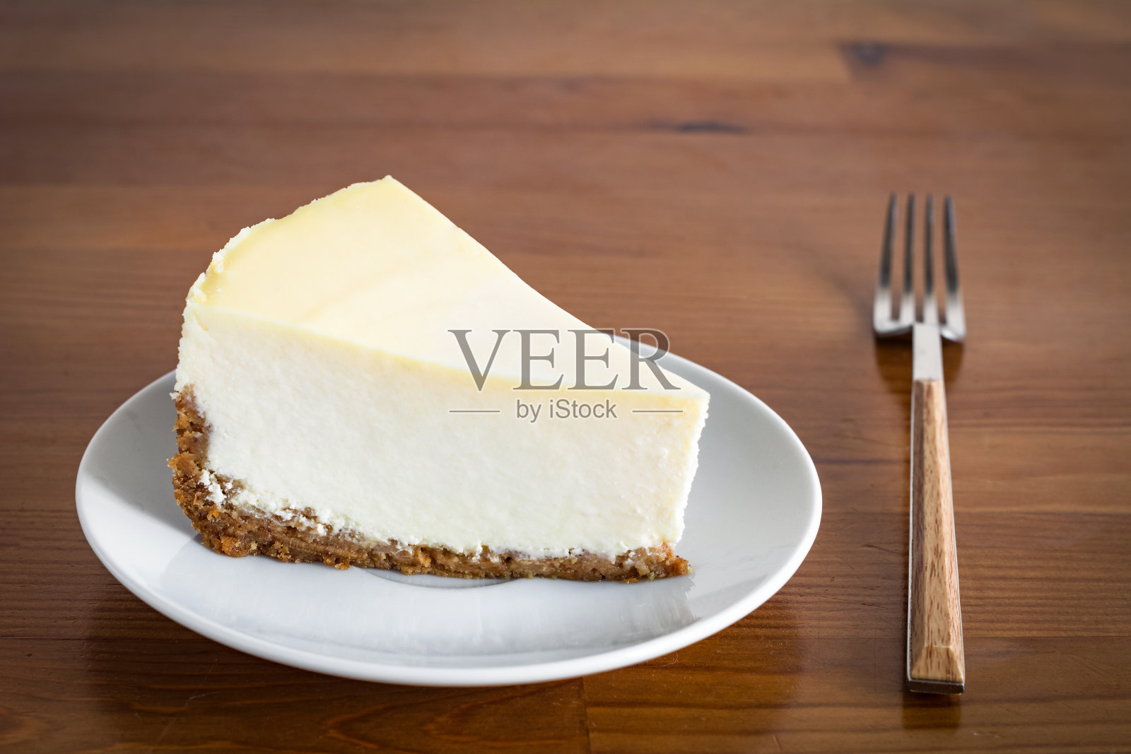 白色盘子上的普通芝士蛋糕照片摄影图片