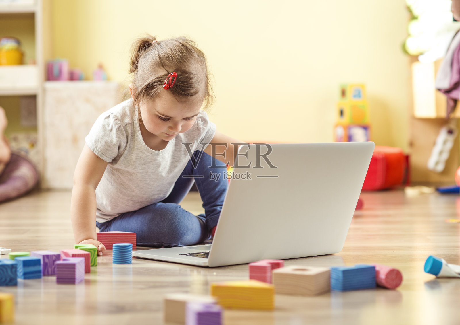 小女孩玩照片摄影图片