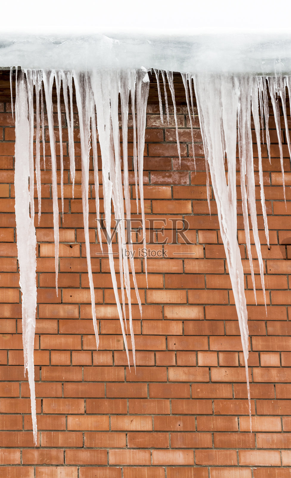 屋顶上有冰柱照片摄影图片