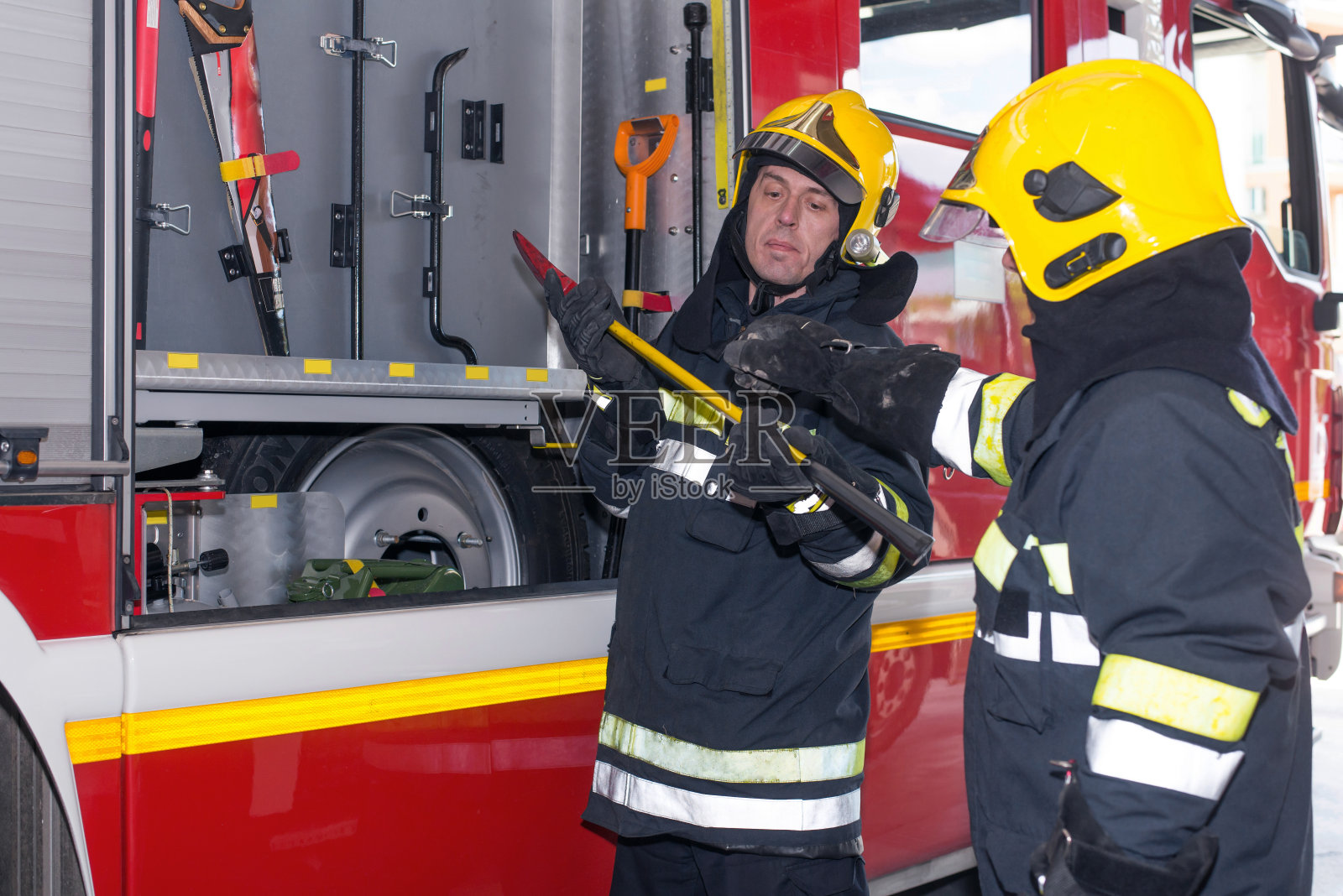 消防队员值班照片摄影图片