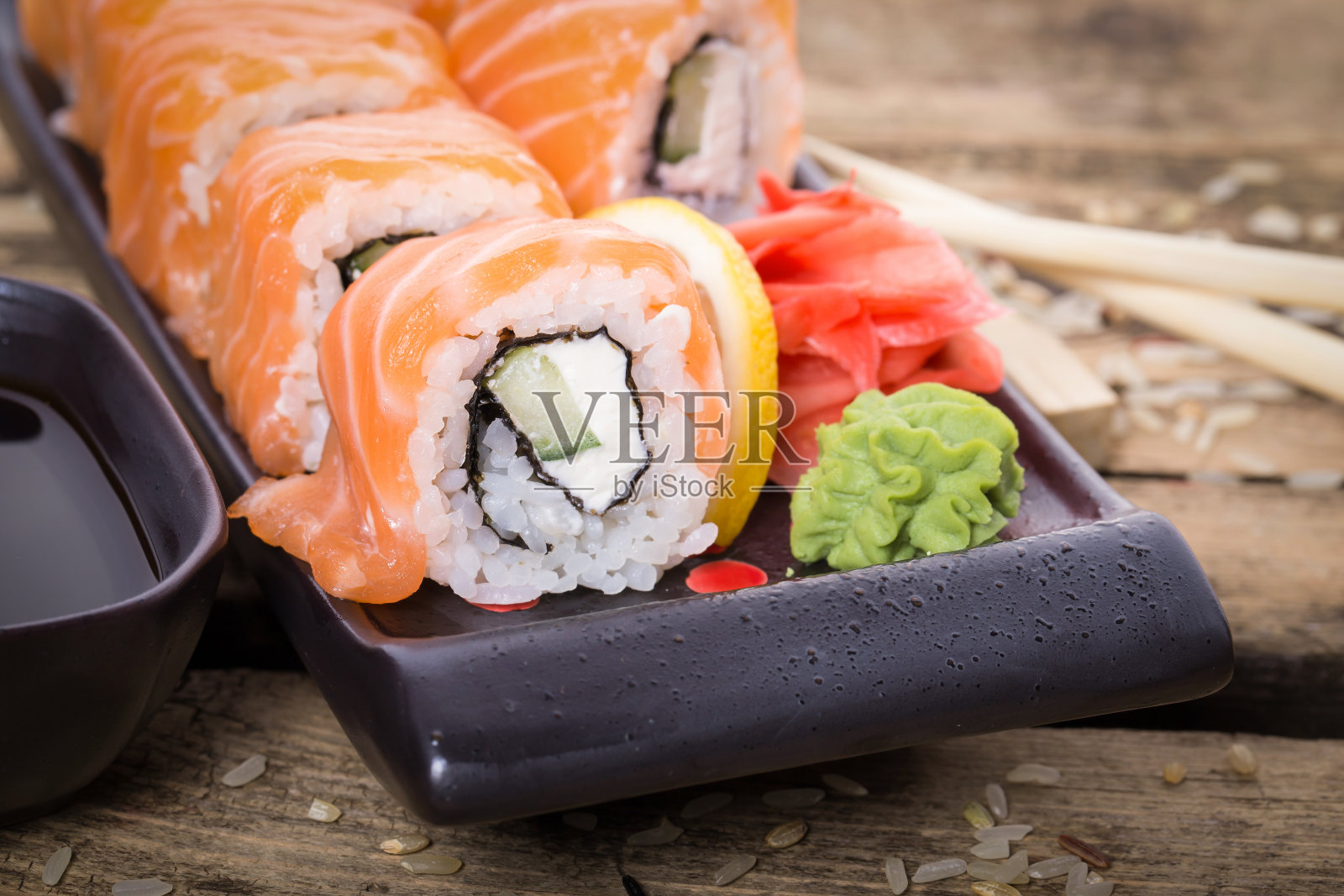 三文鱼寿司卷照片摄影图片