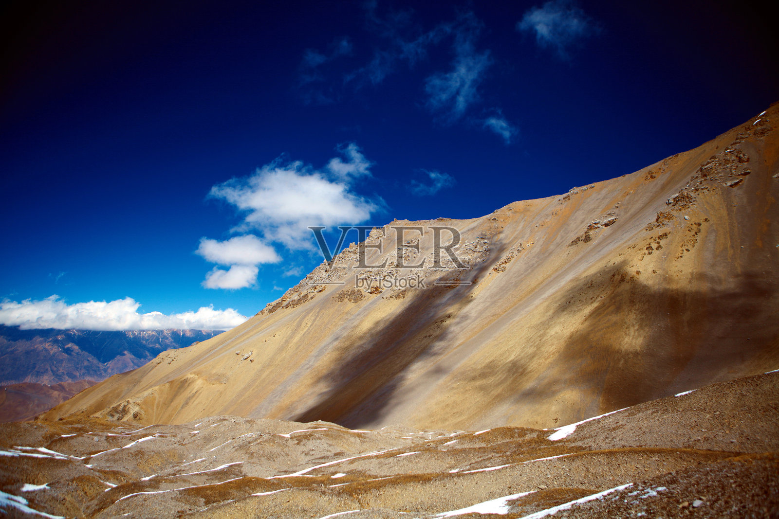 蓝天下的山川照片摄影图片