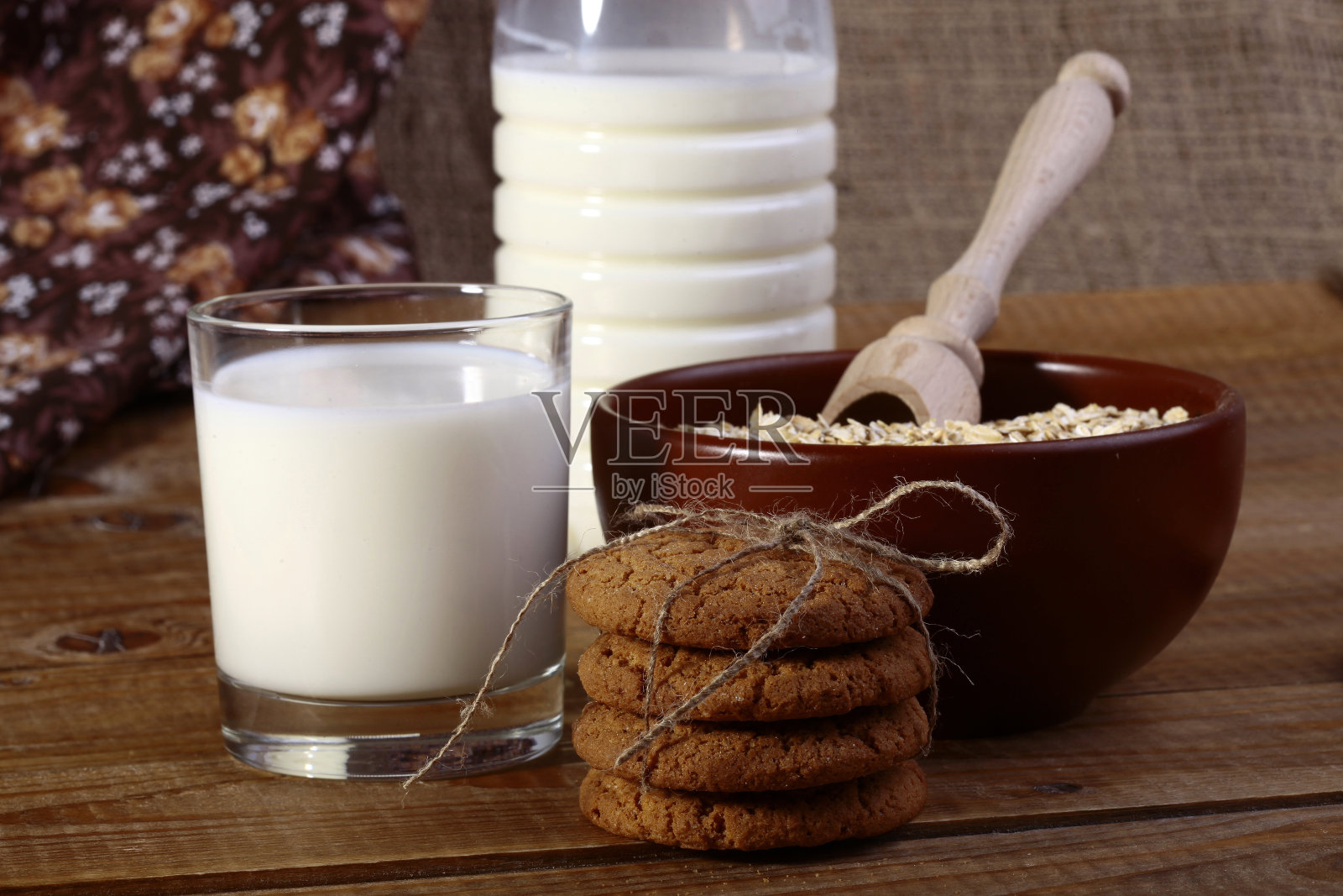 燕麦片和牛奶照片摄影图片