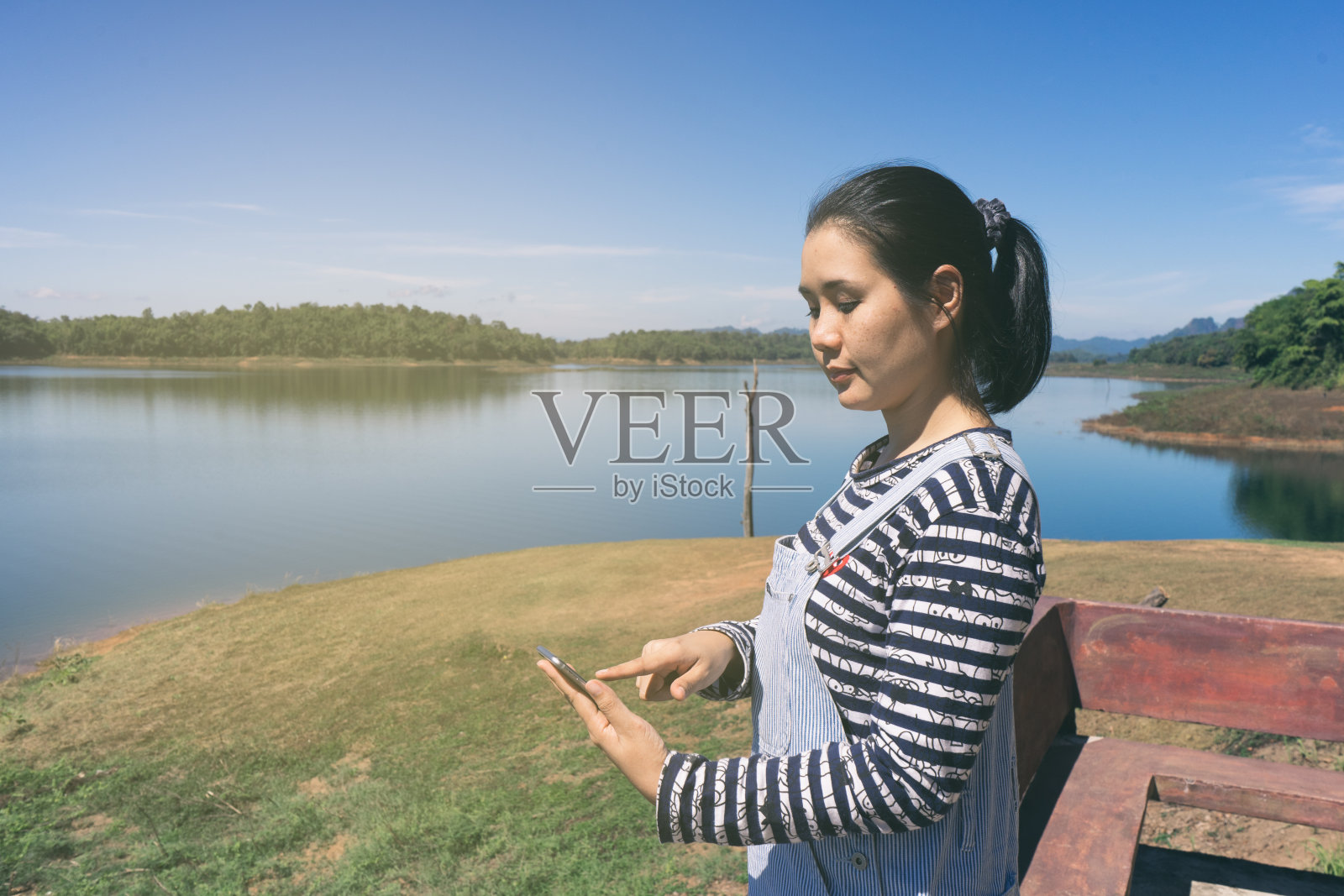 女人用的智能手机照片摄影图片