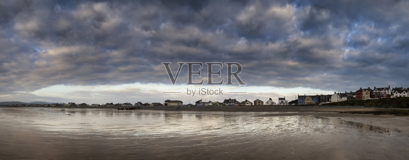 海边城镇上空暴风雨的壮观全景照片摄影图片
