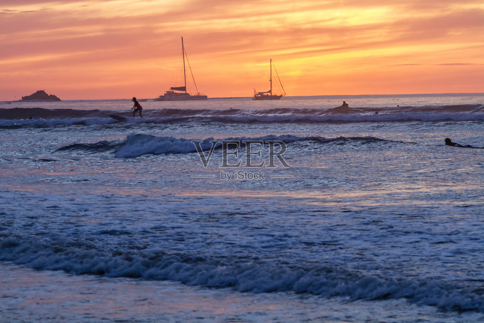 塔马林多在日落冲浪照片摄影图片