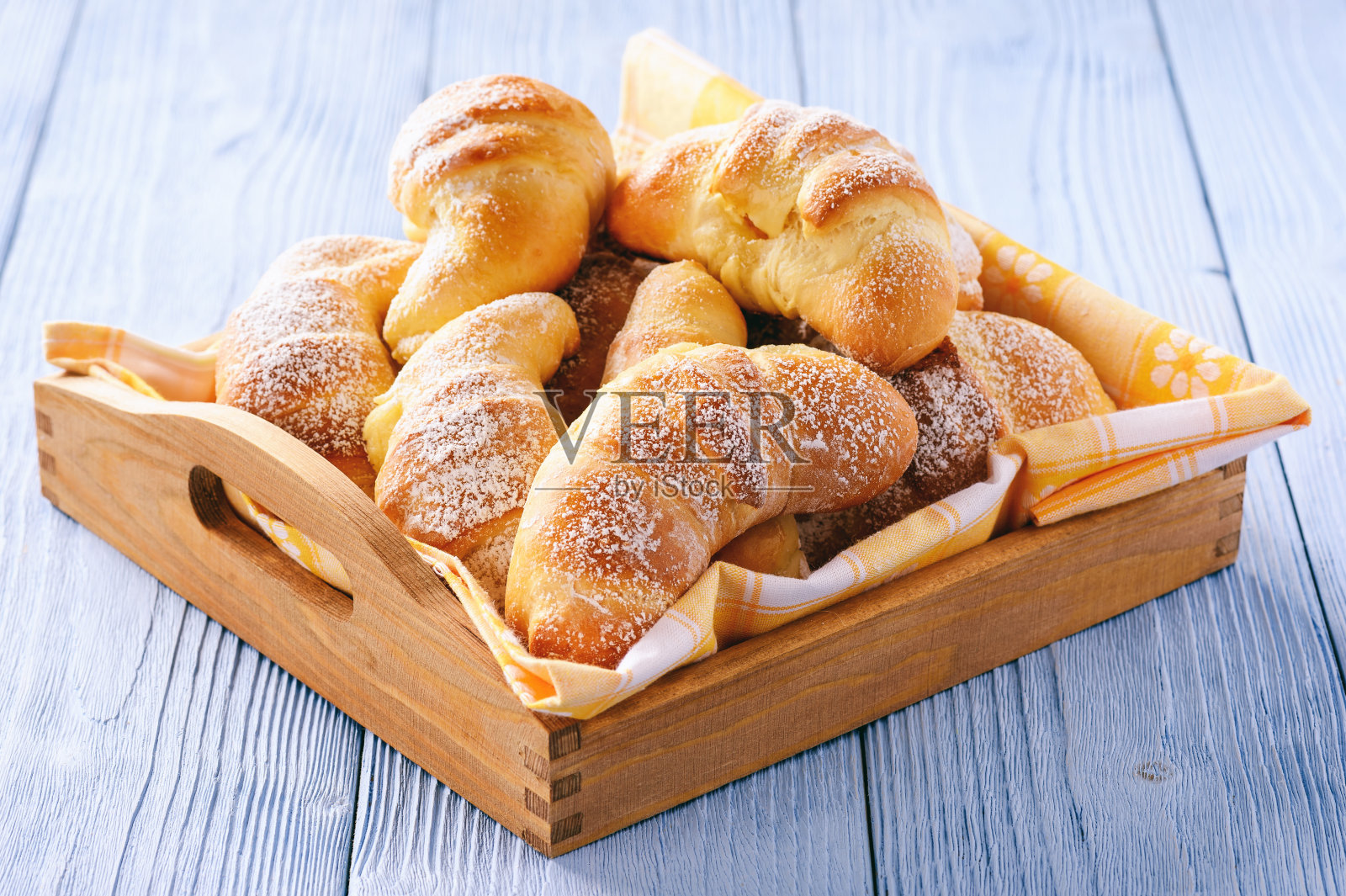 夹乳酪的自制甜面包(羊角面包)。照片摄影图片