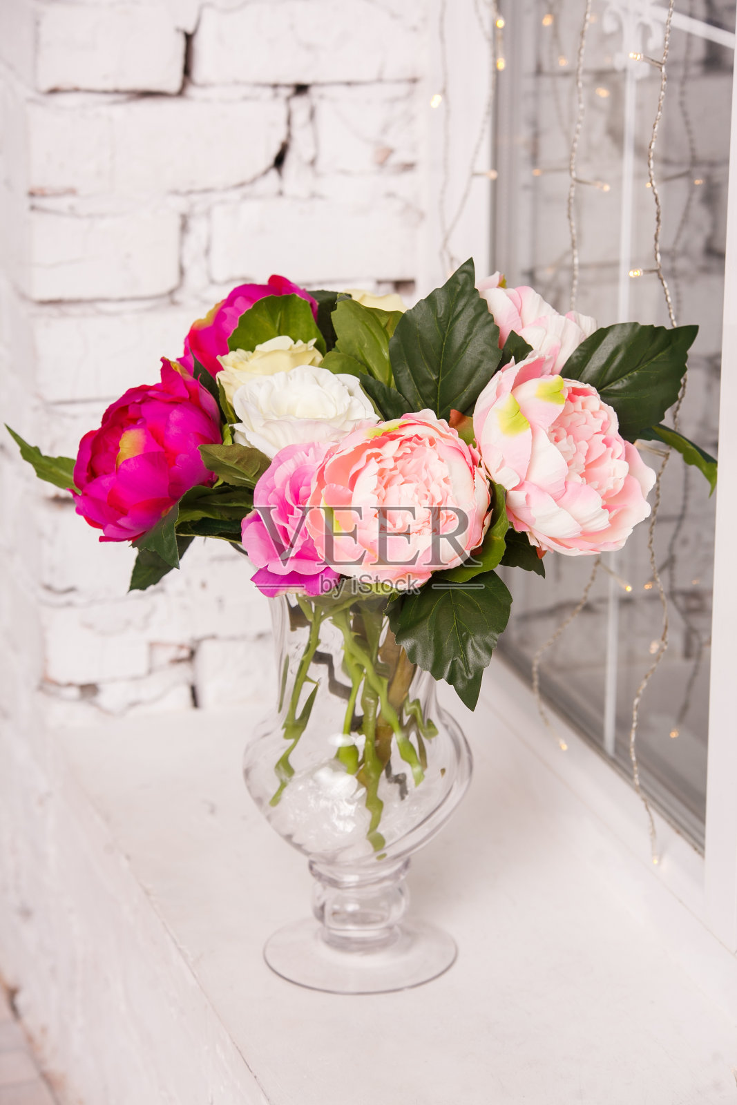 窗台上花瓶里的假花照片摄影图片