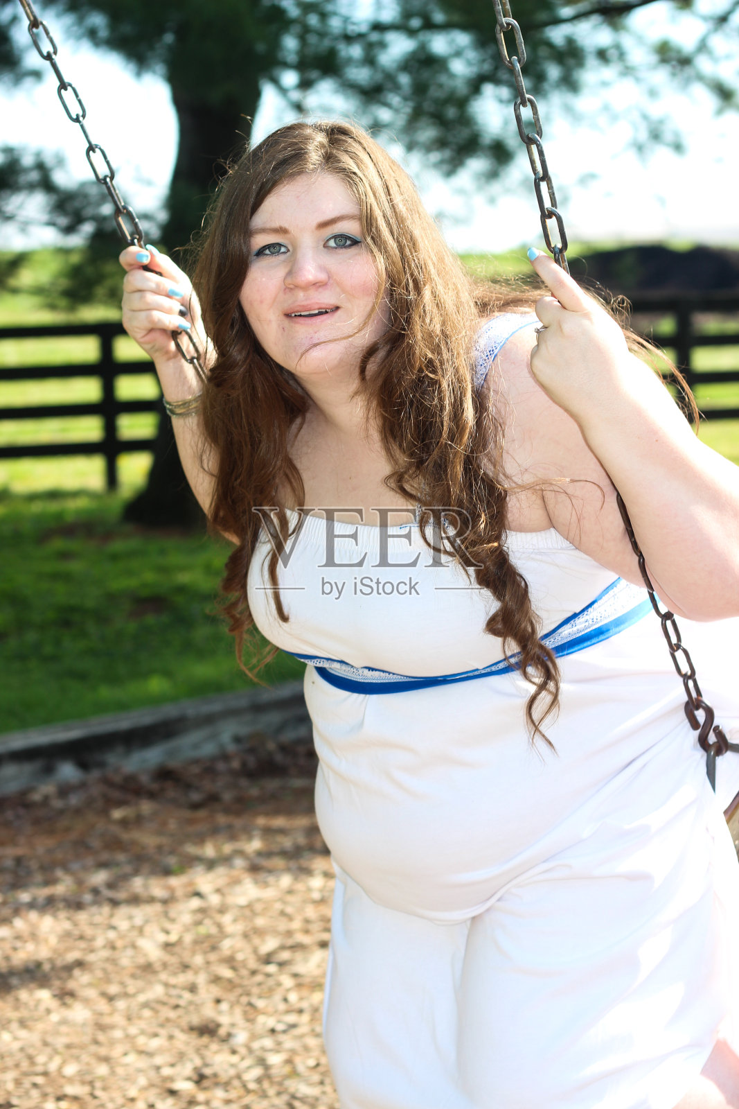 荡秋千的孕妇照片摄影图片
