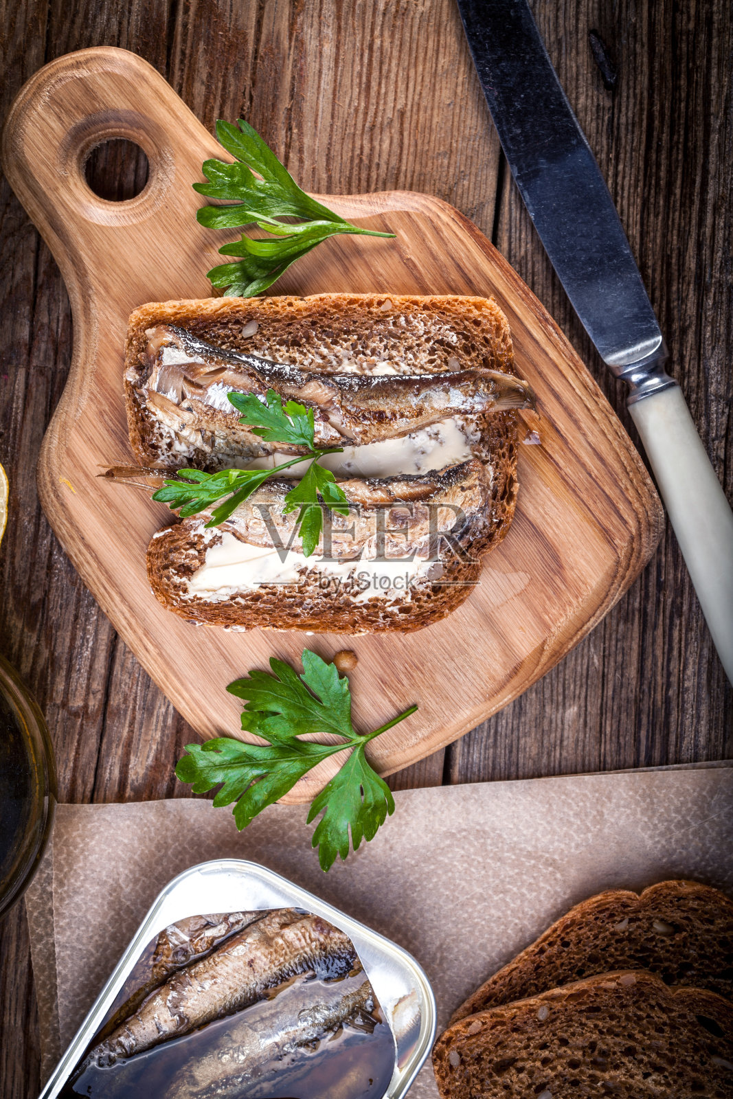 三明治的小子。照片摄影图片