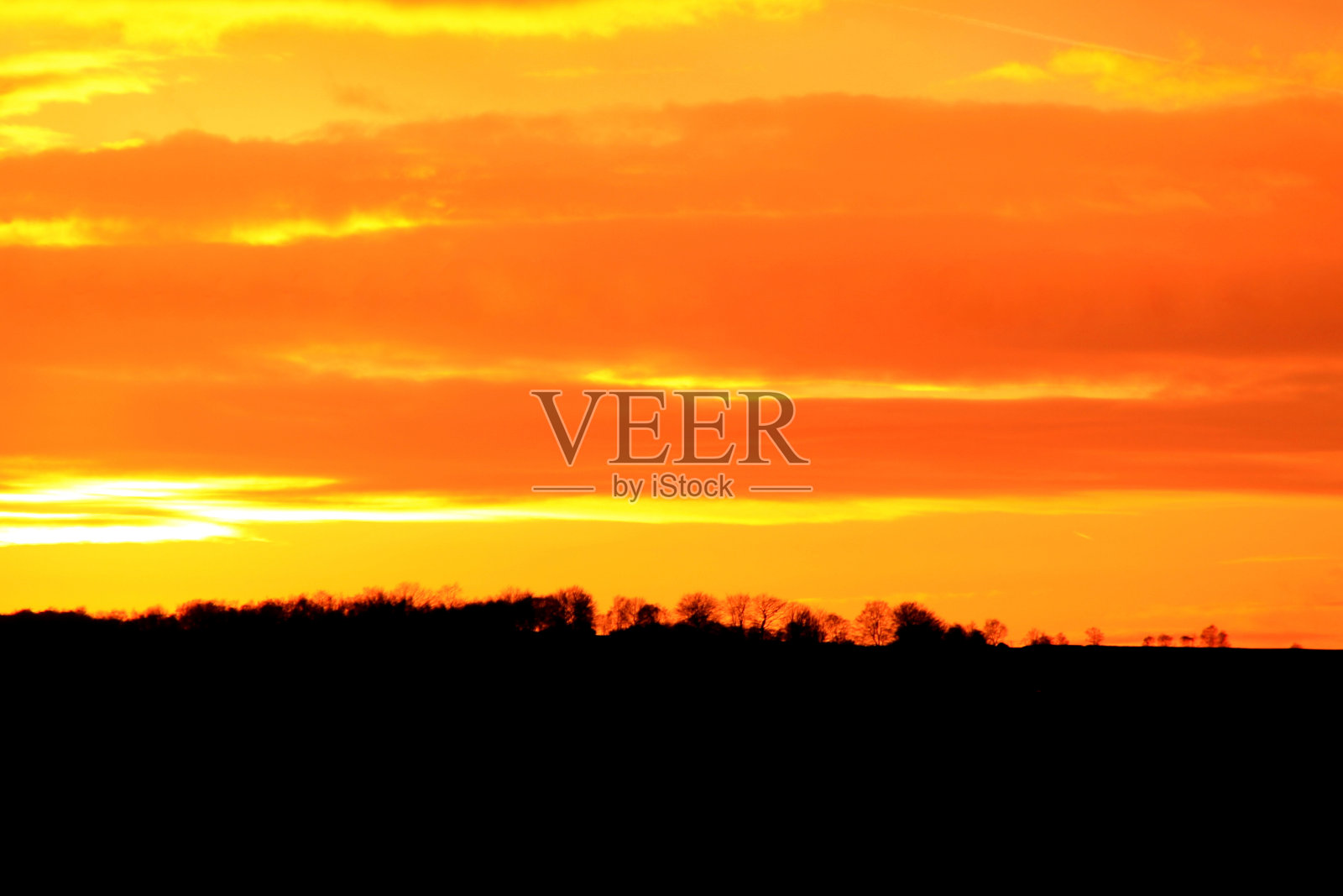 西约克郡奔宁山脉上五彩缤纷的日落照片摄影图片