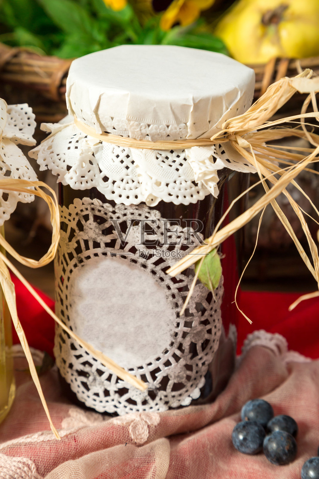 李子果酱。照片摄影图片