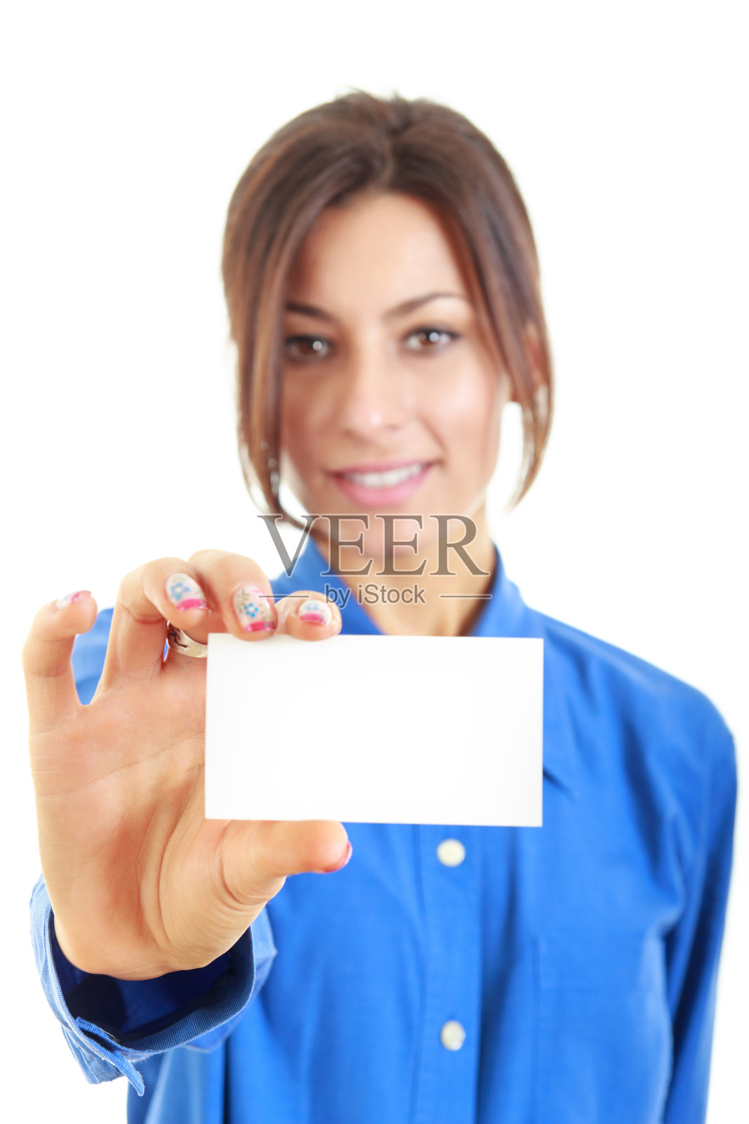 微笑的女商人在蓝色衬衫显示空白名片照片摄影图片