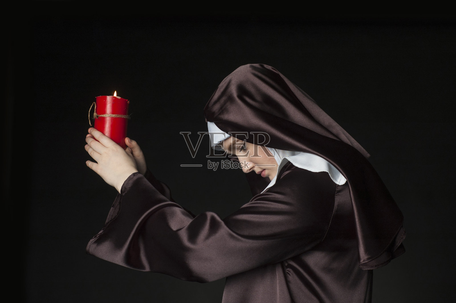 修女拿着蜡烛照片摄影图片