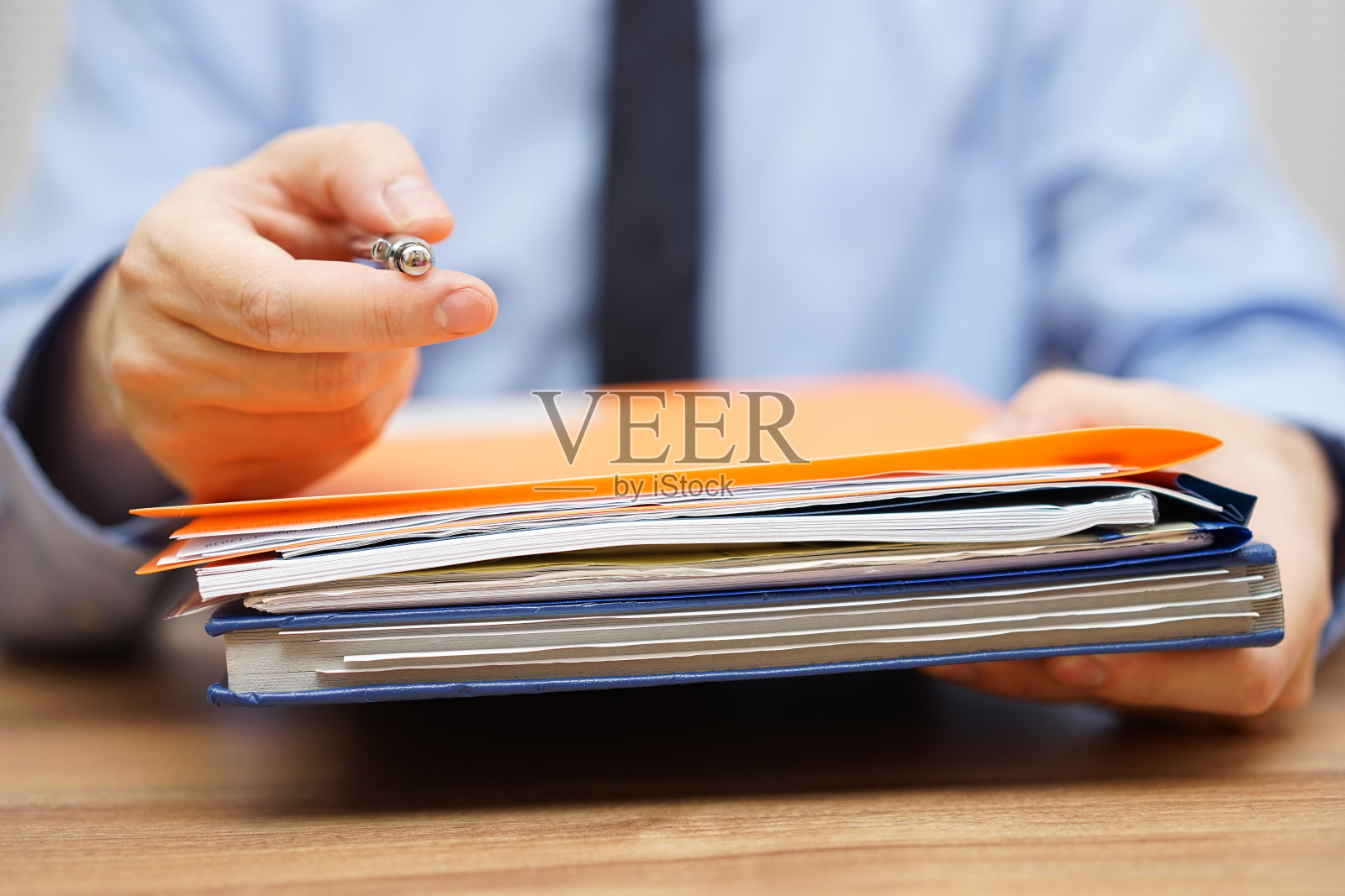 经理提供了笔和文件开始工作照片摄影图片